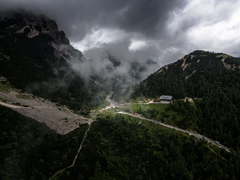 Wolk stroomt tussen bergen door bij een bergpas in Slovenië