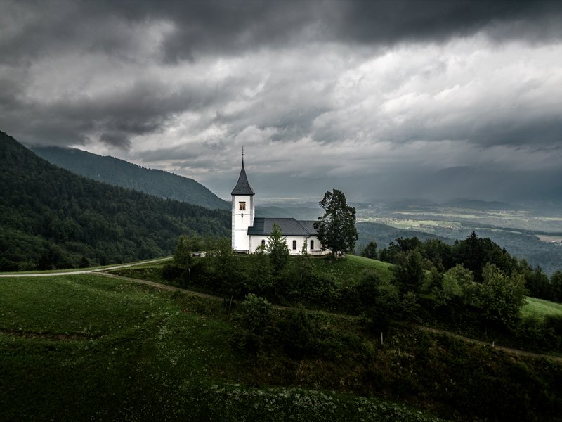 Katoliška cerkev Svetega Primoža in Felicijana, kerk op een heuvel in Slovenië.