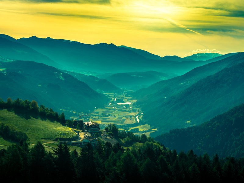 Ochtendmist in een bergdal in Oostenrijk.
