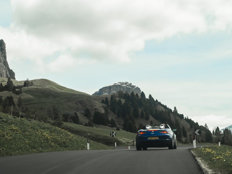 Alfa Romeo Brera Spider op een bergpas in Italië.