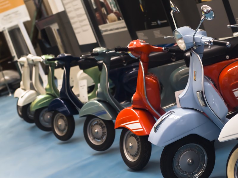 Vespa's in het Piaggio museum in Lucca, Italië.