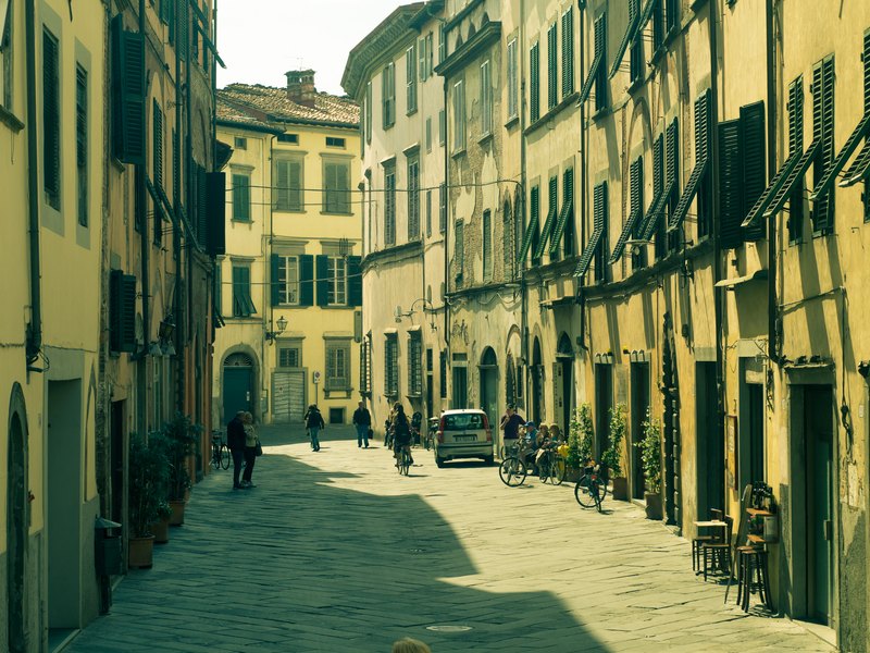 Straat in Lucca, Italië.