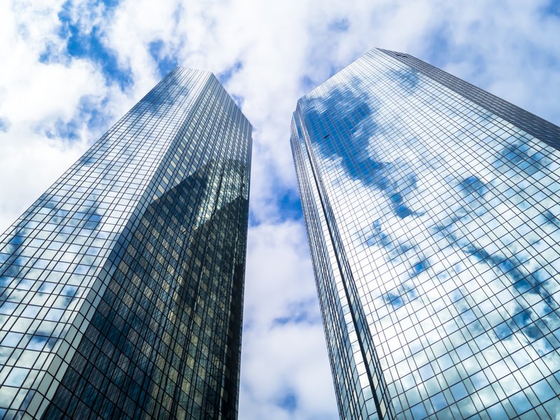 Reflectie van de wolkenlucht in twee wolkenkrabbers
