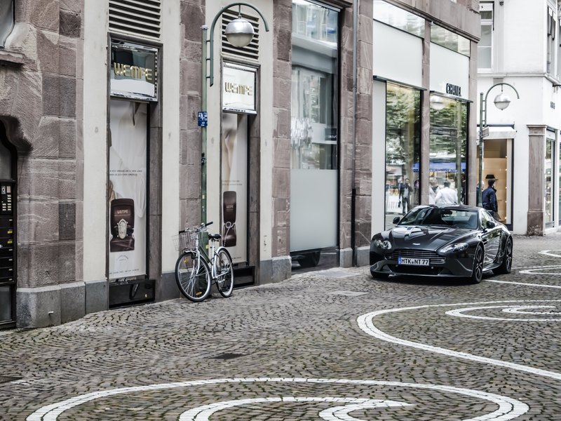 Aston Martin in een zijstraat.