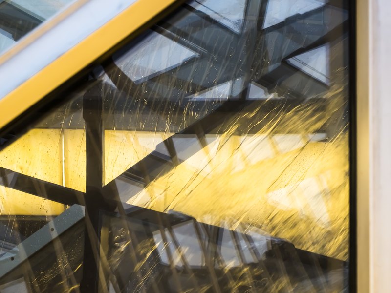 Abstracte vormen in een glazen dak.