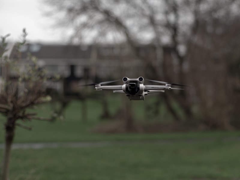 DJI drone op ooghoogte.