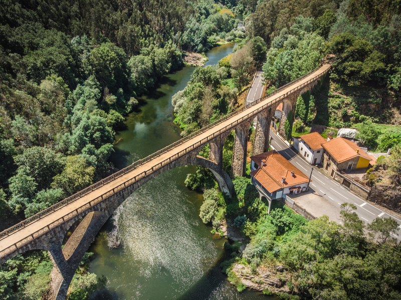 Drone foto van een oude spoorbrug in Portugal.