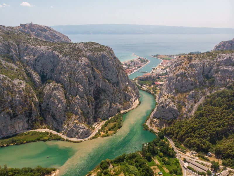 Rivier snijdt door bergketen bij Omis, Kroatië.